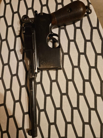 VENDO MAUSER C96 CON 8 PEINES Y FUNDA DE MADERA POR 1800 EUROS. TOTALMENTE OPERATIVA Y CON NUMEROS DE 00