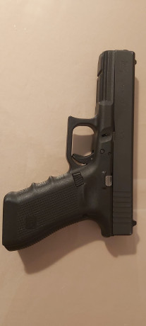 Un compañero vende GLOCK 17 GEN 4, maletín original y dos cargadores. Pistola prácticamente nueva. Precio 02