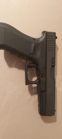 Un compañero vende GLOCK 17 GEN 4, maletín original y dos cargadores. Pistola prácticamente nueva. Precio 01