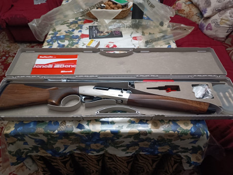 Hola. Un amigo vende el modelo de escopeta mencionado. Está prácticamente nueva y con menos de un cajón 10