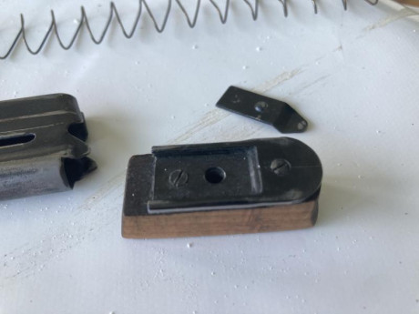 Hola pistoleros 

Se me ha desmontado el cargador de la TS22

Alguno de vosotros puede decirme si me falta 01