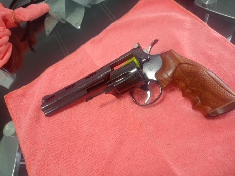De nuevo ala venta si no se vende en unos días se queda en casa !!! Revolver colt python royal blue de 02