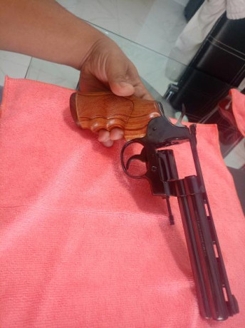 De nuevo ala venta si no se vende en unos días se queda en casa !!! Revolver colt python royal blue de 01
