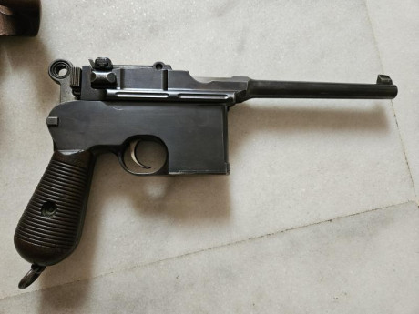VENDO MAUSER C96 CON 8 PEINES Y FUNDA DE MADERA POR 1800 EUROS. TOTALMENTE OPERATIVA Y CON NUMEROS DE 71