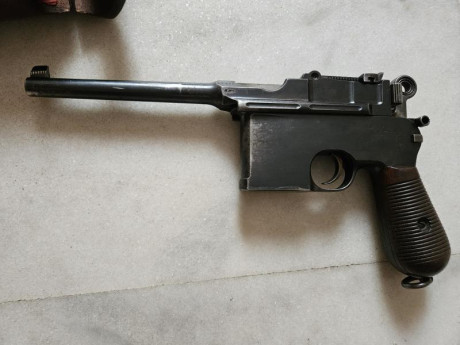VENDO MAUSER C96 CON 8 PEINES Y FUNDA DE MADERA POR 1800 EUROS. TOTALMENTE OPERATIVA Y CON NUMEROS DE 70