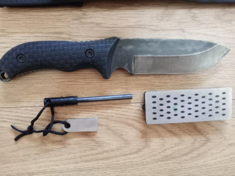 Vendo Cuchillo Schrade Frontier SCHF36, no tiene la pintura original, lleva un pavonado en frio.


 hoja 02