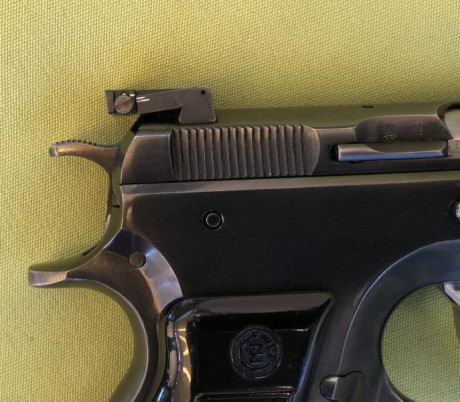 Hola

Pongo a la venta mi CZ 75 de las denominadas "short rail" año 1979, en muy buen estado 30