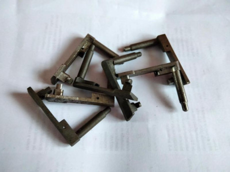Hola, pongo varias retenidas de corredera nuevas a estrenar de la pistola Star 28DA 
las retenidas no 80