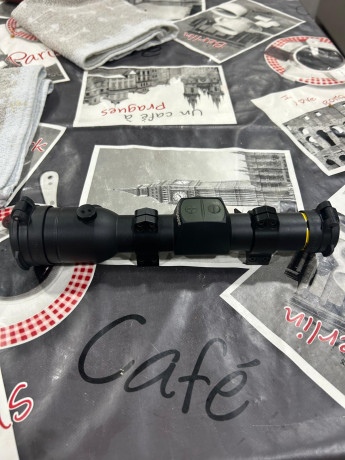 De un amigo, aimpoint h30L con un año y poco 450€ más portes sin anillas,550€ con anillas en provincia 02