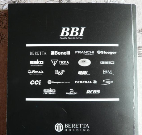 Edita Beretta Holding Group. Libro de tapas blandas con 396 páginas profusamente ilustradas en color. 10