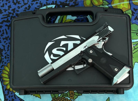 Se ofrece una magnífica pistola STI APEIRO cal. 40SW cañón  pesado de 5” calibre 40SW en IPSC es factor 00