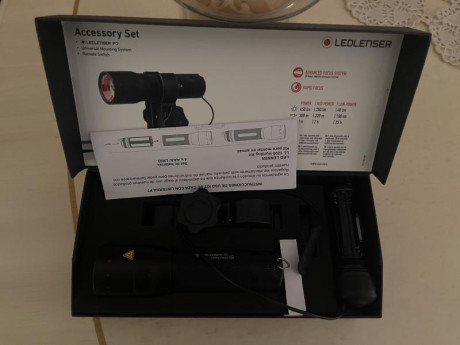 Se vende, nueva sin estrenar, linterna marca LENDLENSER, con acople al visor, funda para transporte, funciona 01