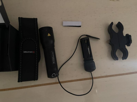 Se vende, nueva sin estrenar, linterna marca LENDLENSER, con acople al visor, funda para transporte, funciona 00