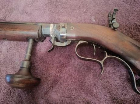 Vendo rifle Underhammer cal 40 con cañón Wilson . Entrego turquesa Hensel y maleta. Precio 800€. El arma 02