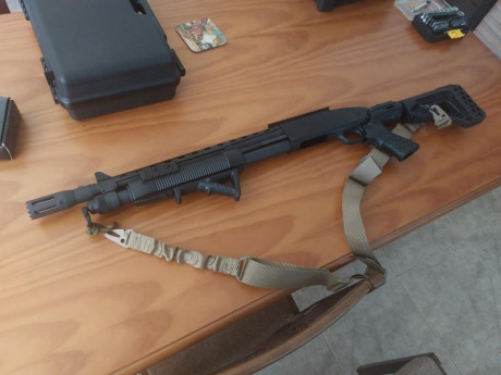 Vendo Mossberg 500 Tactical Cruiser del calibre 12. Está nueva, sin uso. Se incluye el guardamanos y empuñadura 02