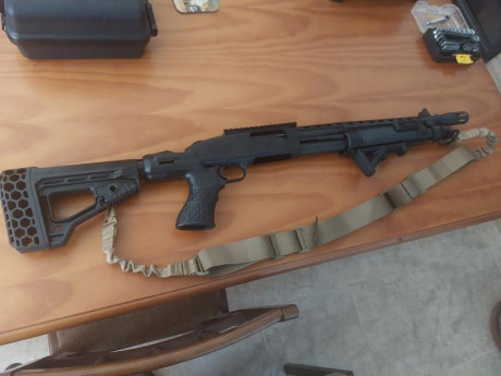 Vendo Mossberg 500 Tactical Cruiser del calibre 12. Está nueva, sin uso. Se incluye el guardamanos y empuñadura 01
