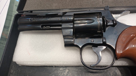 Las armas son de un señor que se jubila del club ,  están guiadas en F  y en Madrid,  como es lógico solo 00