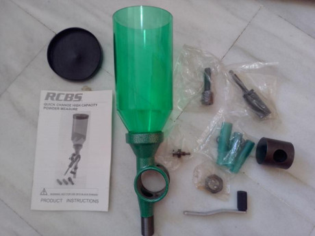 El medidor de pólvora de alta capacidad y cambio rápido RCBS®
puede dispensar grandes cargas de rifle 01