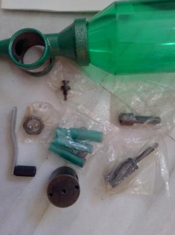 El medidor de pólvora de alta capacidad y cambio rápido RCBS®
puede dispensar grandes cargas de rifle 11