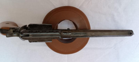 Vendo revolver de avancarga de fabricación española -Santa Bárbara-
Está totalmente grabado tanto el armazón 00