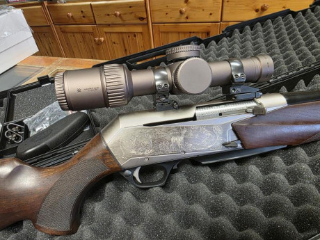 Vendo browning bar mk3 en 300wm, edición de bascula plateada con grabados jabali y corzo,  lleva el alza 00