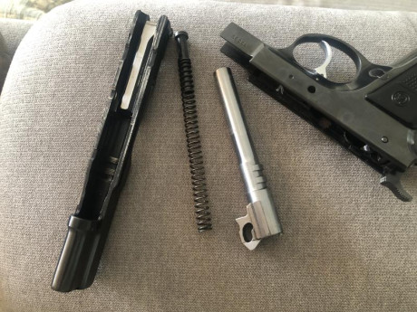 Hola

Pongo a la venta mi CZ 75 de las denominadas "short rail" año 1979, en muy buen estado 71