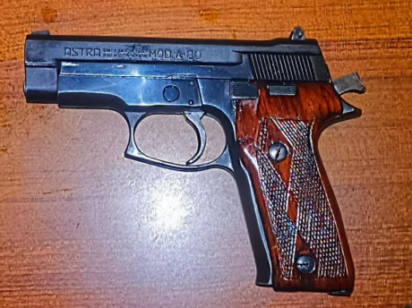 Vendo pistola Astra A-80 calibre 9x19   con 10 cargadores y cachas de madera   los cargadores se pueden 02