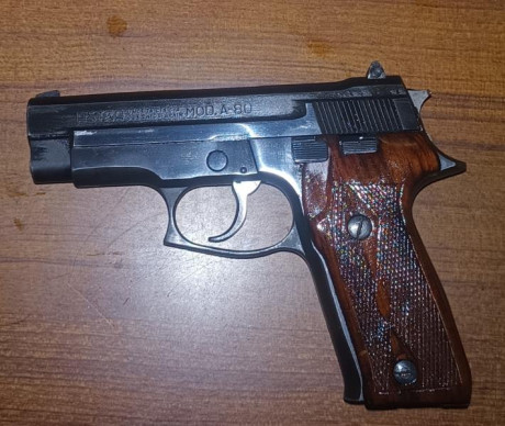 Vendo pistola Astra A-80 calibre 9x19   con 10 cargadores y cachas de madera   los cargadores se pueden 00