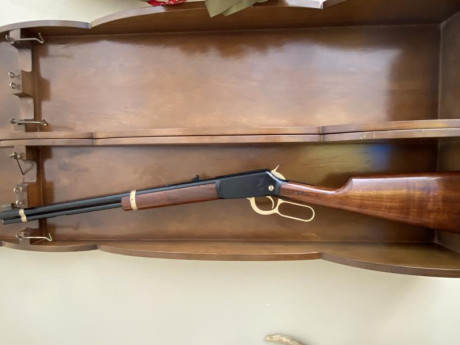 Vendo carabina Winchester del calibre 22 LR que también dispara el cartucho 22 SHORT,el cañón y las partes 01