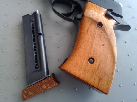 Cachas para Zurdo y 1 cargador de la pistola Astra ts22 valido para el modelo constable también. está 00