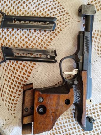 Vendo pistola Unique con dos cargadores, 425 € con portes incluidos. 01