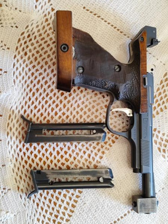 Vendo pistola Unique con dos cargadores, 425 € con portes incluidos. 00