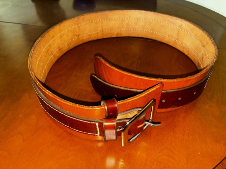 Vendo cinturón Triple K #794 "Deluxe Rooster Cogburn" talla L para cartuchos .45 LC.

Fabricado 02