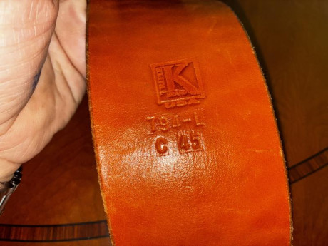 Vendo cinturón Triple K #794 "Deluxe Rooster Cogburn" talla L para cartuchos .45 LC.

Fabricado 00
