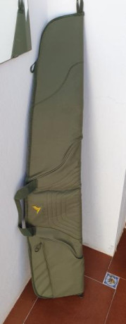 Funda para Rifle/Carabina con Visor y Escopeta de la marca Verhunt Color Verde con bolsillo exterior cremallera. 02