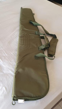 Funda para Rifle/Carabina con Visor y Escopeta de la marca Verhunt Color Verde con bolsillo exterior cremallera. 01