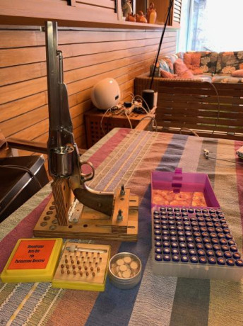 Hola,

Vendo este magnífico revolver de Uberti con todos los accesorios y repuestos de las fotos:

Soporte 02