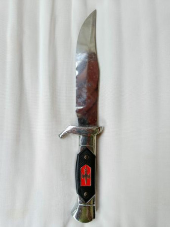 Cuchillo tipo Scout con hoja fija de acero pulido con punta recortada.

Típico de supervivencia.

Años 02