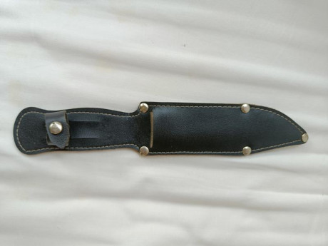 Cuchillo tipo Scout con hoja fija de acero pulido con punta recortada.

Típico de supervivencia.

Años 01
