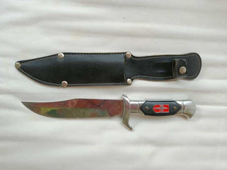 Cuchillo tipo Scout con hoja fija de acero pulido con punta recortada.

Típico de supervivencia.

Años 00
