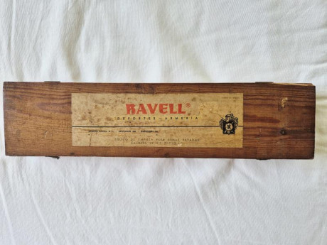 Antiguo estuche en madera de los años 70 para limpieza de armas; etiquetado por la Armería Ravell de Barcelona; 02