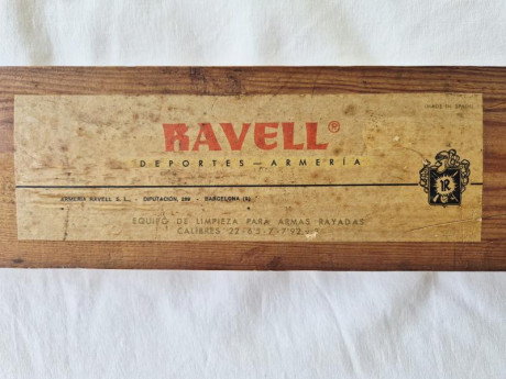 Antiguo estuche en madera de los años 70 para limpieza de armas; etiquetado por la Armería Ravell de Barcelona; 01