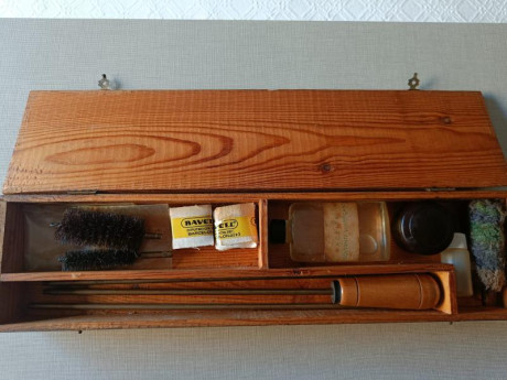 Antiguo estuche en madera de los años 70 para limpieza de armas; etiquetado por la Armería Ravell de Barcelona; 00