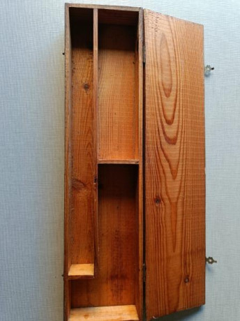 Antiguo estuche en madera de los años 70 para limpieza de armas; etiquetado por la Armería Ravell de Barcelona; 11