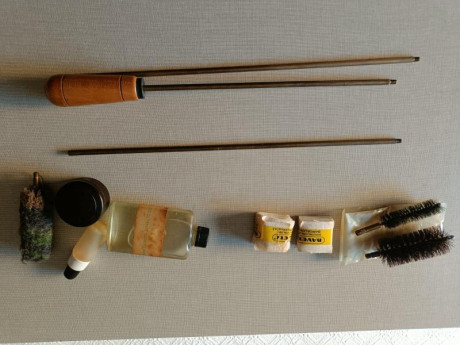 Antiguo estuche en madera de los años 70 para limpieza de armas; etiquetado por la Armería Ravell de Barcelona; 10
