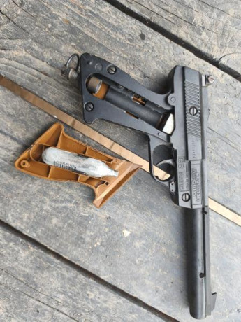 Se vende pistola crosman modelo 454 de colección 
Zona Barcelona Gerona precio 80€ 02