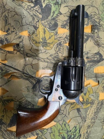 Se vende :
Revolver italiano marca Uberti, replica del Colt SAA 1873, en 4 3/4" de cañón y calibre 01
