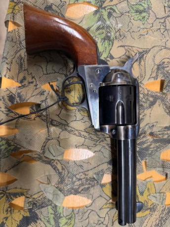 Se vende :
Revolver italiano marca Uberti, replica del Colt SAA 1873, en 4 3/4" de cañón y calibre 00