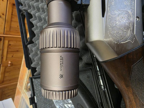 visor vortex razor hd 1x6x24 sin llegar a poner a tiro, presenta una pequeña marca en el tubo de cuando 02