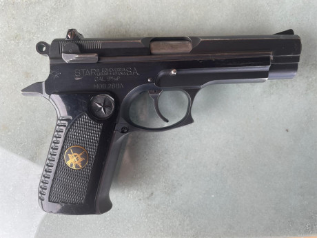 «Está a la venta la pistola que regalaron al General Sáenz de Santamaría cuando fundó los GEOS a finales 01